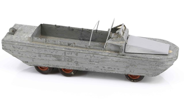 Afbeelding van een replica van een zinken amfibievoertuig, een DUKW
